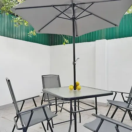 Lemon Tree With Patio Apartment Lisbon